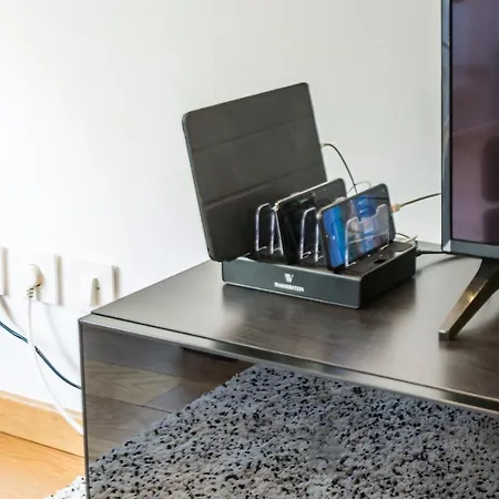 5 Star Riverside Apartment, A/c, Netflix & Parking *